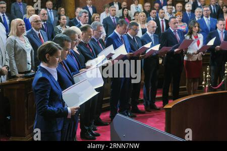 Bilder des Tages (170629) -- BELGRADE, le 29 juin 2017 -- Ana Brnabic (1e L, Front) et de nouveaux membres du cabinet prêtent serment au Parlement serbe à Belgrade, Serbie, le 29 juin 2017. Jeudi, le Parlement serbe a élu le nouveau gouvernement du Premier ministre Ana Brnabic, qui a ensuite prêté serment et a pris ses fonctions devant les députés. SERBIE-BELGRADE-NOUVEAU GOUVERNEMENT-CÉRÉMONIE DE PRESTATION DE SERMENT PredragxMilosavljevic PUBLICATIONxNOTxINxCHN Images le jour Belgrade 29 2017 juin Ana 1e le Front et les nouveaux membres du Cabinet prêtent SERMENT À Banque D'Images