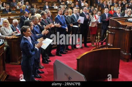 (170629) -- BELGRADE, le 29 juin 2017 -- Ana Brnabic (1e L, Front) et de nouveaux membres du cabinet prêtent serment au Parlement serbe à Belgrade, Serbie, le 29 juin 2017. Jeudi, le Parlement serbe a élu le nouveau gouvernement du Premier ministre Ana Brnabic, qui a ensuite prêté serment et a pris ses fonctions devant les députés. SERBIE-BELGRADE-NOUVEAU GOUVERNEMENT-CÉRÉMONIE DE PRESTATION DE SERMENT PredragxMilosavljevic PUBLICATIONxNOTxINxCHN Belgrade juin 29 2017 Ana 1st l Front et les nouveaux membres du Cabinet prêtent SERMENT AU Parlement serbe i Banque D'Images