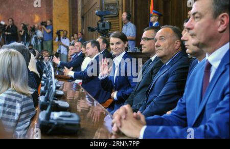 (170629) -- BELGRADE, le 29 juin 2017 -- Ana Brnabic (C) assiste à la cérémonie d'investiture du nouveau gouvernement au Parlement serbe à Belgrade, Serbie, le 29 juin 2017. Jeudi, le Parlement serbe a élu le nouveau gouvernement du Premier ministre Ana Brnabic, qui a ensuite prêté serment et a pris ses fonctions devant les députés. SERBIE-BELGRADE-NOUVEAU GOUVERNEMENT-CÉRÉMONIE D'ASSERMENTATION PredragxMilosavljevic PUBLICATIONxNOTxINxCHN Belgrade juin 29 2017 Ana C assiste à la cérémonie Swearingen du nouveau gouvernement AU Parlement serbe à Bel Banque D'Images