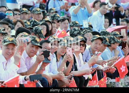 (170630) -- HONG KONG, le 30 juin 2017 -- des spectateurs sont présents à un événement d'inspection de la garnison de l'Armée populaire de libération chinoise (APL) dans la région administrative spéciale de Hong Kong (RASHK) à la caserne de Shek Kong à Hong Kong, dans le sud de la Chine, le 30 juin 2017. Le président chinois Xi Jinping, également secrétaire général du Comité central du Parti communiste chinois et président de la Commission militaire centrale, a inspecté vendredi la garnison de l'APL dans la RAS de Hong Kong à la caserne de Shek Kong. (ly) CHINE-HONG KONG-20E ANNIVERSAIRE-PLA GARNISON-INSPECTION (CN) LixGang PUBLICATIONxNOTxINxCHN Hong Kong Banque D'Images