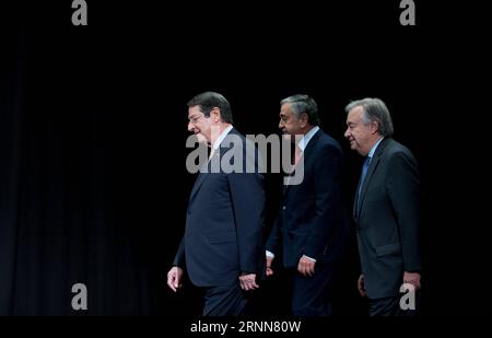 (170630) -- CRANS-MONTANA, 30 juin 2017 -- le président chypriote Nicos Anastasiades, le dirigeant chypriote turc Mustafa Akinci et le secrétaire général de l'ONU Antonio Guterres (de gauche à droite) arrivent pour une photo de groupe lors du nouveau cycle de la Conférence sur Chypre sous les auspices des Nations Unies à Crans-Montana, Suisse, juin 30 2017. Antonio Guterres, Secrétaire général de l'ONU, est arrivé dans la ville alpine suisse de Crans-Montana pour faire avancer les pourparlers de paix en cours sur la réunification de Chypre. (lrz) SUISSE-CRANS-MONTANA-CHYPRE-POURPARLERS DE PAIX XuxJinquan PUBLICATIONxNOTxINxCHN cran Banque D'Images