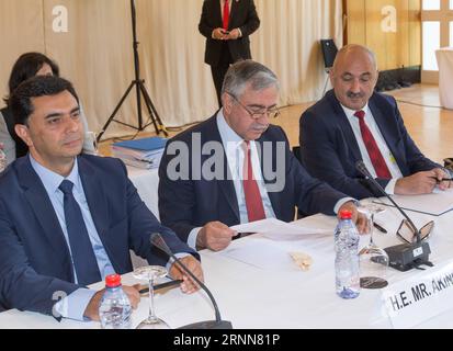 (170630) -- CRANS-MONTANA, le 30 juin 2017 -- le dirigeant chypriote turc Mustafa Akinci (C) assiste à la nouvelle série de conférences sur Chypre sous les auspices des Nations Unies à Crans-Montana, Suisse, le 30 juin 2017.le Secrétaire général de l'ONU Antonio Guterres est arrivé dans la ville alpine suisse de Crans-Montana pour faire avancer les pourparlers de paix en cours sur la réunification de Chypre. (lrz) SUISSE-CRANS-MONTANA-CHYPRE-POURPARLERS DE PAIX XuxJinquan PUBLICATIONxNOTxINxCHN Crans Montana juin 30 2017 le dirigeant chypriote turc Mustafa Akinci C participe au nouveau cycle de la Conférence SUR Chypre U. Banque D'Images