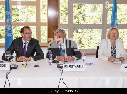 (170630) -- CRANS-MONTANA, 30 juin 2017 -- Secrétaire général des Nations Unies Antonio Guterres (C), Conseiller spécial du Secrétaire général des Nations Unies pour Chypre Espen Barth Eide (L), Elizabeth Spehar, Représentante spéciale du Secrétaire général des Nations Unies et Chef de la Force des Nations Unies chargée du maintien de la paix à Chypre, participe à la nouvelle série de la Conférence sur Chypre, sous les auspices des Nations Unies, à Crans-Montana, en Suisse, le 30 juin 2017. Antonio Guterres, Secrétaire général de l'ONU, est arrivé dans la ville alpine suisse de Crans-Montana pour faire avancer les pourparlers de paix en cours sur la réunification de Chypre. (lrz) Banque D'Images