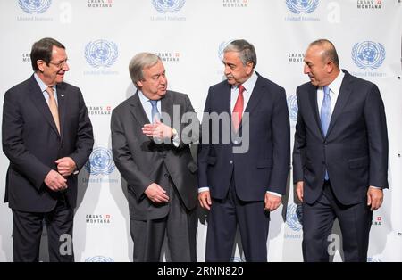 (170630) -- CRANS-MONTANA, 30 juin 2017 -- le président chypriote Nicos Anastasiades, le secrétaire général des Nations unies Antonio Guterres, le dirigeant chypriote turc Mustafa Akinci et le ministre turc des Affaires étrangères Mevlut Cavusoglu (de gauche à droite) posent pour une photo de groupe lors du nouveau cycle de la Conférence sur Chypre sous les auspices des Nations unies à Crans-Montana, Suisse, le 30 juin 2017. Antonio Guterres, Secrétaire général de l'ONU, est arrivé dans la ville alpine suisse de Crans-Montana pour faire avancer les pourparlers de paix en cours sur la réunification de Chypre. (LRZ) SUISSE-CRANS-MONTANA-CHYPRE-POURPARLERS DE PAIX Banque D'Images