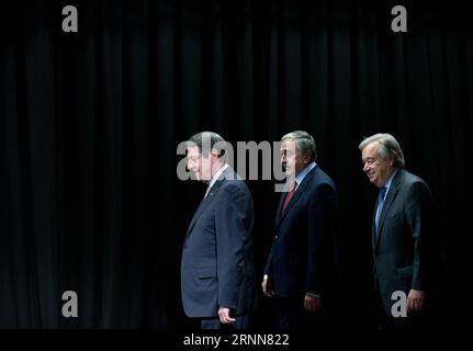 (170630) -- CRANS-MONTANA, 30 juin 2017 -- le président chypriote Nicos Anastasiades, le dirigeant chypriote turc Mustafa Akinci et le secrétaire général de l'ONU Antonio Guterres (de gauche à droite) arrivent pour une photo de groupe lors du nouveau cycle de la Conférence sur Chypre sous les auspices des Nations Unies à Crans-Montana, Suisse, juin 30 2017. Antonio Guterres, Secrétaire général de l'ONU, est arrivé dans la ville alpine suisse de Crans-Montana pour faire avancer les pourparlers de paix en cours sur la réunification de Chypre. (lrz) SUISSE-CRANS-MONTANA-CHYPRE-POURPARLERS DE PAIX XuxJinquan PUBLICATIONxNOTxINxCHN cran Banque D'Images