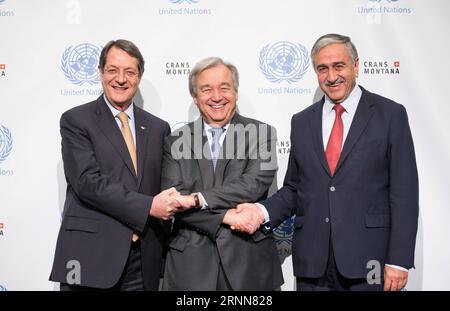 (170630) -- CRANS-MONTANA, le 30 juin 2017 -- le président chypriote Nicos Anastasiades (G), le dirigeant chypriote turc Mustafa Akinci (D) et le secrétaire général des Nations Unies Antonio Guterres posent pour une photo lors du nouveau cycle de la Conférence sur Chypre sous les auspices des Nations Unies à Crans-Montana, Suisse, juin 30 2017. Antonio Guterres, Secrétaire général de l'ONU, est arrivé dans la ville alpine suisse de Crans-Montana pour faire avancer les pourparlers de paix en cours sur la réunification de Chypre. (lrz) SUISSE-CRANS-MONTANA-CHYPRE-POURPARLERS DE PAIX XuxJinquan PUBLICATIONxNOTxINxCHN Crans Montana juin Banque D'Images