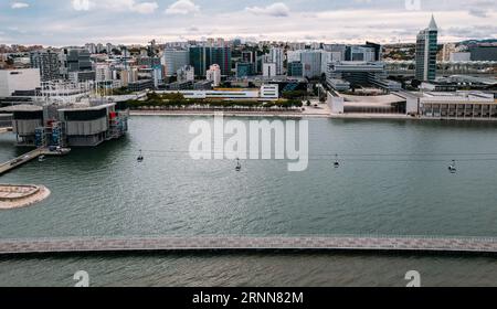 Vue panoramique aérienne Parc des Nations à Lisbonne, Portugal avec l'emblématique promenade en gondole visible au premier plan Banque D'Images