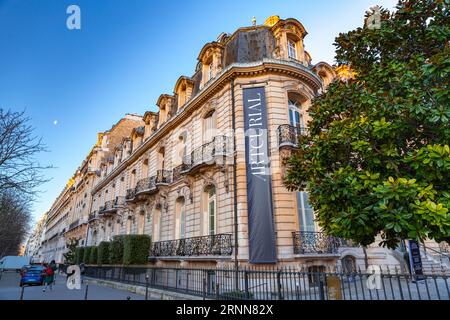 Paris, France - 24 janvier 2022 : vue générale de la rue depuis Paris, la capitale française. Architecture typiquement française et vue urbaine. Banque D'Images