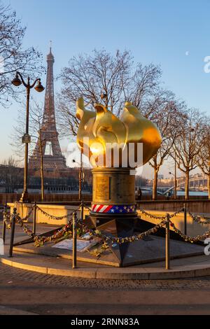 Paris, France - 24 janvier 2022 : la flamme de la liberté est une réplique pleine grandeur, recouverte de feuilles d'or, de la torche de la Statue de la liberté, située nea Banque D'Images