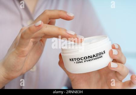 Kétoconazole + zinc pyrithione : une crème combinée utilisée pour traiter les pellicules et la dermatite séborrhéique en ciblant la prolifération fongique et en réduisant l’infla Banque D'Images