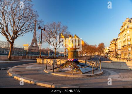 Paris, France - 24 janvier 2022 : la flamme de la liberté est une réplique pleine grandeur, recouverte de feuilles d'or, de la torche de la Statue de la liberté, située nea Banque D'Images