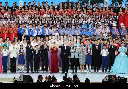 (170630) -- HONG KONG, 30 juin 2017 -- le président chinois Xi Jinping (C, front), également secrétaire général du comité central du Parti communiste chinois et président de la commission militaire centrale, monte sur scène et chante en chœur la chanson Ode to the Motherland avec les interprètes et le public lors d un grand gala marquant le 20e anniversaire du retour de Hong Kong en Chine au Hong Kong Convention and Exhibition Center, à Hong Kong, Chine méridionale, le 30 juin, 2017. ) (ly) CHINE-HONG KONG-20E ANNIVERSAIRE-XI JINPING-GRAND GALA (CN) MaxZhancheng PUBLICATIONxNOTxINxCHN Hong Ko Banque D'Images