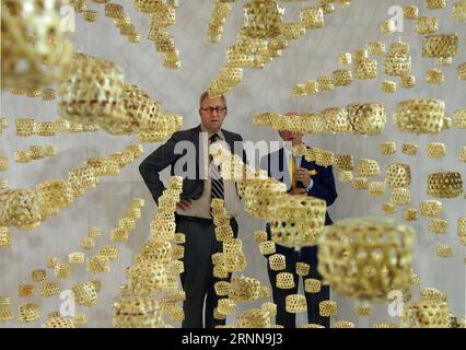 (170703) -- SHANGHAI, le 3 juillet 2017 -- Bill Thomas (L), directeur exécutif de l'Orchestre philharmonique de New York, assiste à la cérémonie de lancement de l'installation artistique conçue pour le festival de musique Music in the Summer Air à Shanghai, dans l'est de la Chine, le 2 juillet 2017. Environ 2 400 cages à sauterelles ont été placées comme décorations conçues pour le festival de musique, qui a eu lieu à Shanghai du 2 au 15 juillet. (Ry) CHINA-SHANGHAI-MUSIC FESTIVAL (CN) RenxLong PUBLICATIONxNOTxINxCHN Shanghai juillet 3 2017 Bill Thomas le directeur exécutif de l'Orchestre philharmonique de New York assiste à la cérémonie de lancement de l'installation artistique Banque D'Images