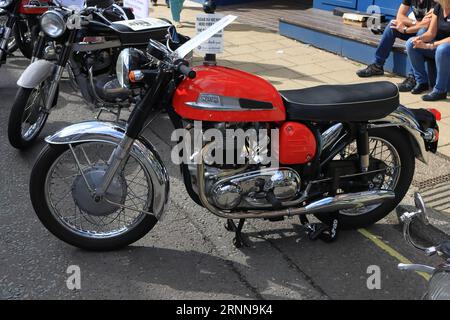 Moto Norton Dominator, c1950 à 1960s. Petersfield Summer Festival a eu lieu pendant le week-end des jours fériés en août 2023. Il y avait de nombreux étals de marché, de la nourriture et de l'artisanat en particulier et Petersfield Square a accueilli une scène musicale où les artistes se divertissaient pendant trois jours. La photographie présentée ici fait partie de l'exposition de motos vintage qui était populaire auprès des visiteurs le dimanche de l'événement. Banque D'Images