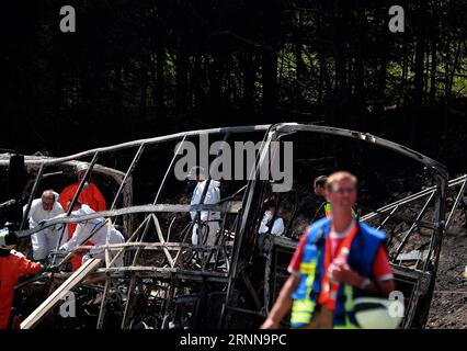 Themen der Woche Bilder des Tages (170703) -- BAVIÈRE, le 3 juillet 2017 -- des sauveteurs travaillent sur le site de l'accident de la collision bus-camion en Bavière, Allemagne, le 3 juillet 2017. La police allemande a confirmé lundi sur le compte Twitter que de nombreuses personnes sont mortes dans un accident de collision bus-camion dans le sud de l'Allemagne. ) (rh) ALLEMAGNE-BAVIÈRE-ACCIDENT LuoxHuanhuan PUBLICATIONxNOTxINxCHN Banque D'Images