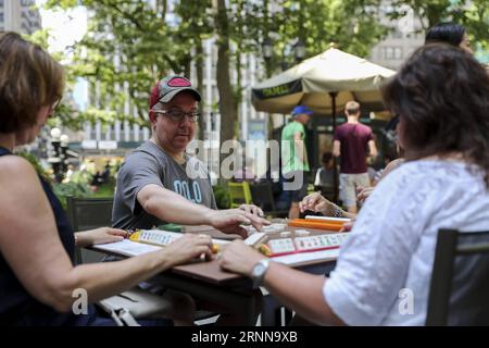 (170703) -- NEW YORK, 3 juillet 2017 -- les amateurs jouent au Mah Jongg lors du marathon de Mah Jongg à Bryant Park à New York, aux États-Unis, le 3 juillet 2017. Selon Linda Fisher, organisatrice de l'événement, l'événement est organisé pour fournir un lieu pour les amateurs de Mah Jongg de communiquer entre eux et de promouvoir le jeu à plus de gens. MAh Jongg, originaire de Chine, a été introduit aux États-Unis dans les années 1920. U.S.-NEW YORK-mAh JONGG MARATHON WangxYing PUBLICATIONxNOTxINxCHN New York juillet 3 2017 les amateurs jouent à Mah Jongg lors du marathon Mah Jongg AU Bryant Park en N. Banque D'Images