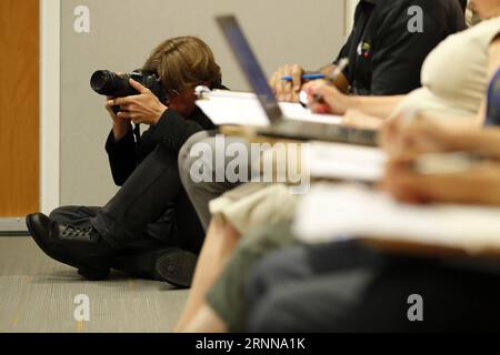 (170704) -- NATIONS UNIES, 4 juillet 2017 -- Un photographe prend une photo lors d une conférence de presse tenue par Liu Jieyi, représentant permanent de la Chine auprès des Nations Unies et président du Conseil de sécurité de l ONU pour le mois de juillet au siège de l ONU, le 4 juillet 2017. L'Ambassadeur Liu Jieyi de Chine, président du Conseil de sécurité de l'ONU pour juillet, a déclaré lundi que les questions de Syrie, Yémen, Soudan du Sud, Colombie, Haïti et Chypre seront à l'ordre du jour du conseil des 15 nations en juillet. )(gj) CONSEIL DE SÉCURITÉ des Nations Unies-LIU JIEYI-CONFÉRENCE DE PRESSE LixMuzi PUBLICATIONxNOTxINxCHN Nations Unies juillet 4 2017 a photo prend photo d Banque D'Images