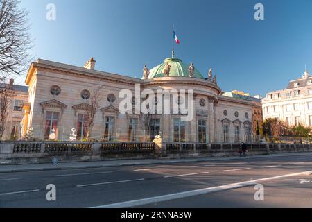 Paris, France - 24 janvier 2022 : le Musée d'Orsay est un musée situé à Paris, sur la rive gauche de la Seine, installé dans l'ancienne Gare d'Orsay, un musée des Beaux-Arts Banque D'Images