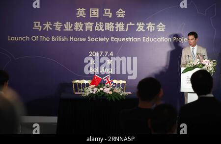 (170704) -- PÉKIN, 4 juillet 2017 -- l'ambassadeur de la British Horse Society (BHS), le cavalier chinois Alex Hua Tian, prononce un discours lors d'une conférence de presse pour lancer le projet d'éducation équestre de la British Horse Society à l'ambassade britannique à Pékin, capitale de la Chine, le 4 juillet 2017.) (SP)CHINA-BEIJING-EQUESTRIAN-BHS-EDUCATION PROJECT LAUNCH (CN) DingxXu PUBLICATIONxNOTxINxCHN Beijing juillet 4 2017 British Horse Society l'Ambassadeur du BHS le cavalier chinois Alex Hua Tian prononce un discours lors d'une conférence de presse pour lancer le projet d'éducation équestre de la British Horse Society À Pékin Banque D'Images