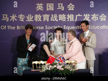 (170704) -- PÉKIN, 4 juillet 2017 -- Lynn Petersen (avant R), PDG de la British Horse Society (BHS), et Michelle Wang (avant L), directrice et directrice générale du Equuleus International Riding Club, se serrent la main après avoir signé le contrat en tant qu'ambassadrice britannique en Chine Barbara Woodward (arrière L), princesse britannique Anne (arrière au centre) et l'ambassadeur BHS, le cavalier chinois Alex Hua Tian témoin lors d'une conférence de presse pour lancer le projet d'éducation équestre de la British Horse Society à l'ambassade britannique à Pékin, capitale de la Chine, le 4 juillet 2017.) (SP)LANCEMENT DU PROJET CHINE-BEIJING-EQUESTRIAN-BHS-EDUCATION (CN) Banque D'Images