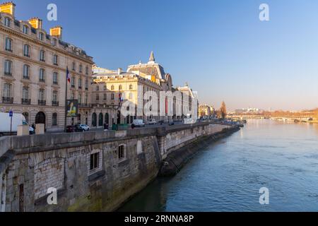 Paris, France - 24 janvier 2022 : le Musée d'Orsay est un musée situé à Paris, sur la rive gauche de la Seine, installé dans l'ancienne Gare d'Orsay, un musée des Beaux-Arts Banque D'Images