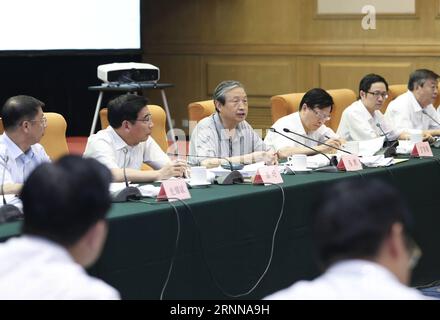 (170704) -- BEIJING, le 4 juillet 2017 -- le vice-premier ministre chinois Ma Kai participe à un symposium sur le développement de l'industrie des véhicules à énergie nouvelle à Beijing, capitale de la Chine, le 4 juillet 2017. )(MCG) CHINA-BEIJING-ma KAI-NEW ENERGY VEHICLE (CN) PangxXinglei PUBLICATIONxNOTxINxCHN Beijing juillet 4 2017 le vice-premier ministre chinois ma Kai participe à un symposium SUR le développement de l'industrie des véhicules à énergie nouvelle à Beijing capitale de la Chine juillet 4 2017 mcg Chine Beijing ma Kai New Energy Vehicle CN PangxXinglei PUBLICATIONxNOTxNOTxINxINxCHN Banque D'Images