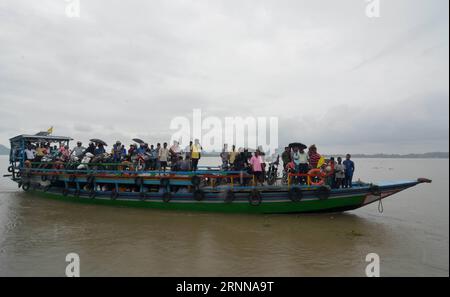 (170704) -- GUWAHATI (INDE), 4 juillet 2017 -- des résidents traversent la rivière Brahmapoutre inondée par ferry à Guwahati, dans l'État indien d'Assam, le 4 juillet 2017. Des pluies continues depuis la semaine dernière ont frappé différents endroits du nord-est de l'Inde, causant des inondations et des glissements de terrain. INDE-GUWAHATI-PLUIE-INONDATIONS-GLISSEMENTS DE TERRAIN Stringer PUBLICATIONxNOTxINxCHN Guwahati Inde juillet 4 2017 résidents traverser la rivière Brahmapoutre inondée par ferry À Guwahati Nord-est de l'État indien d'Assam LE 4 2017 juillet la pluie continue depuis la semaine de chargement a frappé différents endroits du Nord-est de l'Inde causant des inondations et des glissements de terrain Ind Banque D'Images