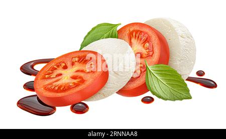 Tranches de mozzarella et tomate au basilic et vinaigrette balsamique isolées sur fond blanc Banque D'Images