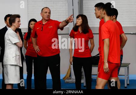 (170704) -- PÉKIN, 4 juillet 2017 -- l'entraîneur chinois de saut en longueur Randy Huntington (2e L, avant) et l'athlète Li Jinzhe (3e R) discutent avec la princesse britannique Anne (1e L, avant) dans un stade d'entraînement de l'Administration générale des sports à Pékin, capitale de la Chine, le 4 juillet 2017. La princesse Anne a rencontré mardi des athlètes chinois d'athlétisme qui se rendront à Londres pour assister aux Championnats du monde de l'IAAF 2017. (SP)CHINA-BEIJING-ATHLETICS-PRINCESS ANNE-VISIT (CN) WangxLili PUBLICATIONxNOTxINxCHN Beijing juillet 4 2017 l'entraîneur chinois de saut en longueur Randy Huntington 2e l Front et l'athlète a quitté Jinzhe 3e r Banque D'Images