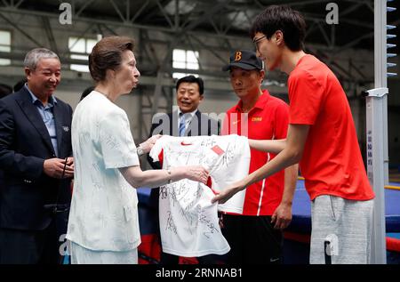 (170704) -- PÉKIN, le 4 juillet 2017 -- l'athlète chinois de saut en hauteur Wang Yu (à droite) remet un maillot avec des autographes d'athlètes chinois à la princesse britannique Anne dans un stade d'entraînement de l'Administration générale du sport à Pékin, capitale de la Chine, le 4 juillet 2017. La princesse Anne a rencontré mardi des athlètes chinois d'athlétisme qui se rendront à Londres pour assister aux Championnats du monde de l'IAAF 2017. (SP)CHINA-BEIJING-ATHLETICS-PRINCESS ANNE-VISIT (CN) WangxLili PUBLICATIONxNOTxINxCHN Beijing juillet 4 2017 l'athlète chinois de saut en hauteur Wang Yu r présente un maillot avec des autographes d'athlètes chinois d'athlétisme Banque D'Images