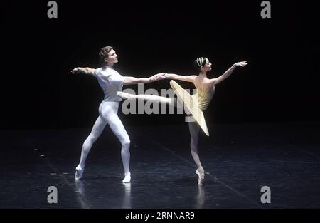 (170705) -- PÉKIN, 5 juillet 2017 -- les danseuses Lucia Lacarra (droite) et Marlon Dino se produisent dans Faust II présenté par le Ballet Dortmund d'Allemagne au Théâtre Tianqiao à Pékin, capitale de la Chine, le 4 juillet 2017.) (Wyo) CHINE-PÉKIN-ALLEMAGNE BALLET FAUST II (CN) JinxLiangkuai PUBLICATIONxNOTxINxCHN Beijing juillet 5 2017 danseuses Lucia Lacarra r et Marlon Dino se produisent dans Fist II présenté par Ballet Dortmund d'Allemagne AU Timberman Tianqiao Theatre à Beijing capitale de la Chine juillet 4 2017 wyo Chine Pékin Allemagne Ballet Fist II CN JinxLiangkuai PUBLICATIONxNOTxINxCHN Banque D'Images