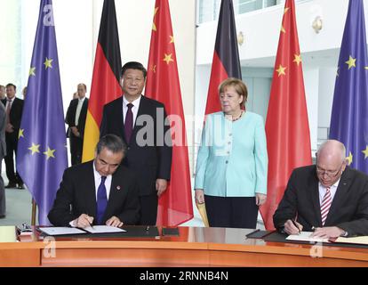 (170705) -- BERLIN, le 5 juillet 2017 -- le président chinois Xi Jinping et la chancelière allemande Angela Merkel assistent à une cérémonie de signature après leurs entretiens à Berlin, capitale de l'Allemagne, le 5 juillet 2017. (Lb) GERMANY-CHINA-XI JINPING-MERKEL-TALKS MaxZhancheng PUBLICATIONxNOTxINxCHN Berlin juillet 5 2017 le président chinois Xi Jinping et la chancelière allemande Angela Merkel assistent à une cérémonie de signature après leurs pourparlers à Berlin capitale de l'Allemagne juillet 5 2017 LB Allemagne Chine Xi Jinping Merkel Talks MaxZhancheng PUBLICATIONxNOTxINxCHN Banque D'Images