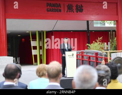 (170705) -- BERLIN, le 5 juillet 2017 -- le président chinois Xi Jinping prononce un discours lors de la cérémonie d'ouverture du jardin des panda au zoo de Berlin, capitale de l'Allemagne, le 5 juillet 2017. Xi et la chancelière allemande Angela Merkel ont assisté mercredi à la cérémonie d'ouverture du jardin du Panda au zoo de Berlin. (Lb) ALLEMAGNE-CHINE-XI JINPING-MERKEL-OUVERTURE DU JARDIN DE PANDA XiexHuanchi PUBLICATIONxNOTxINxCHN Berlin juillet 5 2017 le président chinois Xi Jinping prononce un discours LORS DE la cérémonie d'ouverture du jardin de Panda AU zoo de Berlin à Berlin capitale de l'Allemagne juillet 5 2017 Xi et Chancello allemand Banque D'Images