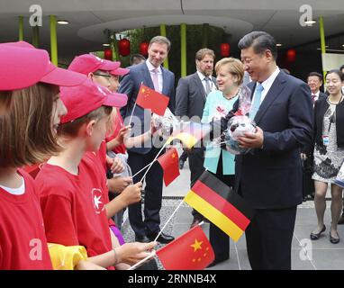 (170705) -- BERLIN, le 5 juillet 2017 -- le président chinois Xi Jinping et la chancelière allemande Angela Merkel offrent des pandas jouets aux enfants en cadeau lors de la cérémonie d'ouverture du jardin des pandas au zoo de Berlin à Berlin, capitale de l'Allemagne, le 5 juillet 2017.) (Lb) ALLEMAGNE-CHINE-XI JINPING-MERKEL-OUVERTURE DU JARDIN DE PANDA XiexHuanchi PUBLICATIONxNOTxINxCHN Berlin juillet 5 2017 le président chinois Xi Jinping et la chancelière allemande Angela Merkel donnent aux enfants des pandas jouets en cadeau lors de la cérémonie d'ouverture du jardin de Panda AU zoo de Berlin capitale de Berlin juillet 5 2017 LB Allemagne Chine Xi Jinping Merk Banque D'Images