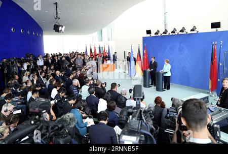 (170705) -- BERLIN, le 5 juillet 2017 -- le président chinois Xi Jinping et la chancelière allemande Angela Merkel assistent à une conférence de presse commune après leurs entretiens à Berlin, capitale de l'Allemagne, le 5 juillet 2017. (Lb) GERMANY-CHINA-XI JINPING-MERKEL-TALKS MaxZhancheng PUBLICATIONxNOTxINxCHN Berlin juillet 5 2017 le président chinois Xi Jinping et la chancelière allemande Angela Merkel assistent à une conférence de presse conjointe après leurs pourparlers à Berlin capitale de l'Allemagne juillet 5 2017 LB Allemagne Chine Xi Jinping Merkel pourparlers MaxZhancheng PUBLICATIONxNOTxINxCHN Banque D'Images