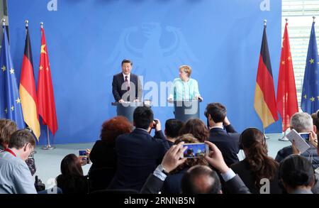 (170705) -- BERLIN, 5 juillet 2017 -- le président chinois Xi Jinping (arrière, G) et la chancelière allemande Angela Merkel (arrière, D) assistent à une conférence de presse commune après leurs entretiens à Berlin, capitale de l'Allemagne, le 5 juillet 2017. (Lb) GERMANY-CHINA-XI JINPING-MERKEL-TALKS YaoxDawei PUBLICATIONxNOTxINxCHN Berlin juillet 5 2017 le président chinois Xi Jinping Back l et la chancelière allemande Angela Merkel Back r assistent à une conférence de presse commune après leurs entretiens à Berlin capitale de l'Allemagne juillet 5 2017 LB Allemagne Chine Xi Jinping Merkel Talks YaoxDawei PUBLICATIONxNOTxINxCHN Banque D'Images