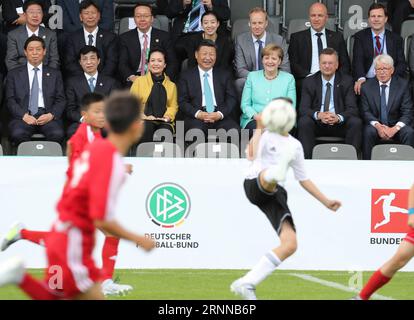 (170705) -- BERLIN, 5 juillet 2017 -- le président chinois Xi Jinping (C, front), son épouse Peng Liyuan (3e L, front) et la chancelière allemande Angela Merkel (3e R, front) regardent un match amical de football entre les équipes de jeunes chinoises et allemandes à Berlin, capitale de l'Allemagne, le 5 juillet 2017. (Lb) ALLEMAGNE-CHINE-XI JINPING-MERKEL-JEUNE MATCH DE FOOTBALL WangxYe PUBLICATIONxNOTxINxCHN Berlin juillet 5 2017 le président chinois Xi Jinping C devant son épouse Peng Liyuan 3e l Front et la chancelière allemande Angela Merkel 3e r devant regarder un match de football amical entre les équipes de jeunes chinoises et allemandes à Berlin capitale o Banque D'Images