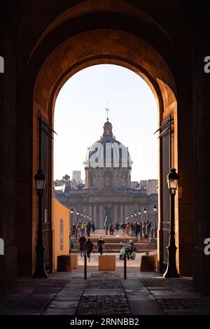 Paris, France - 24 janvier 2022 : vue extérieure de l'Académie française des sciences ou de l'Institut français le long de la rivière sein e, Paris, France. Banque D'Images