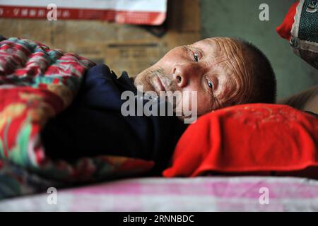 (170706) -- TAIYUAN, 6 juillet 2017 -- le vétéran Li Lianhe, 88 ans, repose chez lui dans le village de Zhongbei, dans le comté de Yuxian, province du Shanxi, dans le nord de la Chine, le 5 mai 2017. Li, né en 1929, a rejoint l'armée chinoise en 1945 pendant la guerre anti-japonaise. Le 7 juillet cette année marque le 80e anniversaire du début de la résistance de huit ans de la Chine contre l invasion japonaise. La Chine a été la première nation à lutter contre les forces fascistes. La lutte a commencé le 18 septembre 1931, lorsque les troupes japonaises ont commencé leur invasion du nord-est de la Chine. Il a été intensifié lorsque l invasion à grande échelle du Japon a commencé après un accès crucial Banque D'Images