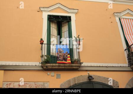 Un balcon dans le centre historique de la ville de SALERNE expose sur une feuille l'image de San Matteo, saint patron de la ville. Banque D'Images