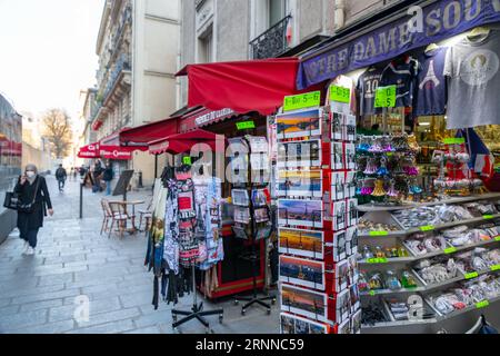 Paris, France - 24 janvier 2022 : souvenirs touristiques de la ville de Paris vendus dans une boutique de cadeaux à Paris, la capitale de la France. Banque D'Images