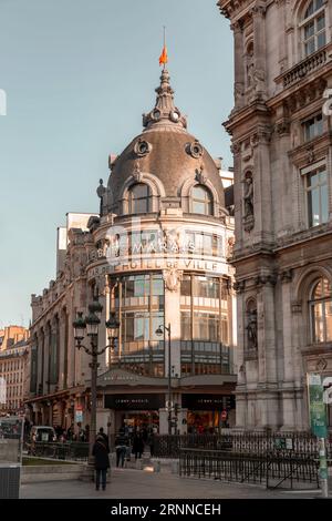 Paris, France - 24 janvier 2022 : vue générale de la rue depuis Paris, la capitale française. Architecture typiquement française et vue urbaine. Banque D'Images