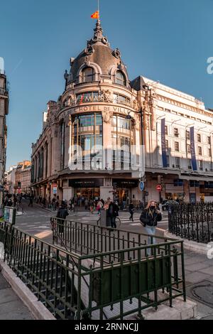 Paris, France - 24 janvier 2022 : vue générale de la rue depuis Paris, la capitale française. Architecture typiquement française et vue urbaine. Banque D'Images