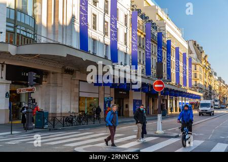 Paris, France - 24 janvier 2022 : vue générale de la rue depuis Paris, la capitale française. Architecture typiquement française et vue urbaine. Banque D'Images