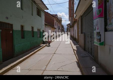 Urubamba, Pérou - 4 décembre 2022 : rue calme dans la ville d'Urubamba, Vallée Sacrée Banque D'Images