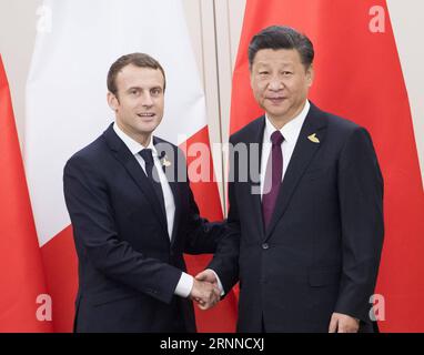 (170708) -- HAMBOURG, le 8 juillet 2017 -- le président chinois Xi Jinping (R) rencontre son homologue français Emmanuel Macron à Hambourg, Allemagne, le 8 juillet 2017. (Lb) ALLEMAGNE-HAMBOURG-CHINE-XI RÉUNION JINPING-MACRON LixXueren PUBLICATIONxNOTxINxCHN Hambourg juillet 8 2017 le président chinois Xi Jinping r rencontre sa partie française Emmanuel Macron à Hambourg Allemagne juillet 8 2017 LB Allemagne Hambourg Chine Xi Jinping Macron Réunion LixXueren PUBLICATIONxNOTxINxCHN Banque D'Images