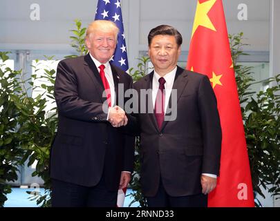 (170708) -- HAMBOURG, le 8 juillet 2017 -- le président chinois Xi Jinping (à droite) rencontre son homologue américain Donald Trump pour discuter des relations bilatérales et des points chauds mondiaux en marge d'un sommet du Groupe des 20 (G20), à Hambourg, Allemagne, le 8 juillet 2017. (Lb) ALLEMAGNE-HAMBOURG-CHINE-États-Unis-XI JINPING-TRUMP-MEETING YaoxDawei PUBLICATIONxNOTxINxCHN Hambourg juillet 8 2017 le président chinois Xi Jinping r rencontre sa partie américaine Donald Trump pour discuter des liens bilatéraux et des questions de points chauds mondiaux SUR la ligne de démarcation d'un sommet du G20 du Groupe des 20 à Hambourg Allemagne juillet 8 2017 LB Allemagne Hambourg Chine U S Xi Jinpi Banque D'Images