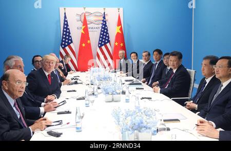 (170708) -- HAMBOURG, le 8 juillet 2017 -- le président chinois Xi Jinping rencontre son homologue américain Donald Trump pour discuter des relations bilatérales et des points chauds mondiaux en marge d'un sommet du Groupe des 20 (G20), à Hambourg, en Allemagne, le 8 juillet 2017. (Lb) ALLEMAGNE-HAMBOURG-CHINE-États-Unis-XI JINPING-TRUMP-MEETING YaoxDawei PUBLICATIONxNOTxINxCHN Hambourg juillet 8 2017 le président chinois Xi Jinping rencontre sa partie américaine Donald Trump pour discuter des liens bilatéraux et des questions de points chauds mondiaux SUR la ligne de démarcation d'un sommet du G20 du Groupe des 20 à Hambourg Allemagne juillet 8 2017 LB Allemagne Hambourg Chine U S Xi Jinping Tru Banque D'Images