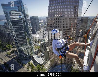 (170709) -- BEIJING, le 9 juillet 2017 -- Un participant descend en rappel le long du bâtiment à Vancouver, Canada, le 6 juillet 2017. Environ 50 résidents ont participé à l'événement annuel de collecte de fonds Rope for Hope en descendant en rappel d'un immeuble de 36 étages au centre-ville de Vancouver. ) CHOIX HEBDOMADAIRES DE PHOTO XINHUA Liangxsen PUBLICATIONxNOTxINxCHN Beijing juillet 9 2017 un participant fait un rappel au bord de l'immeuble à Vancouver Canada juillet 6 2017 environ 50 résidents ont participé à l'événement annuel Rope for Hope Fund Raising en descendant d'un immeuble de 36 étages au centre-ville de Vancouver Cho hebdomadaire Banque D'Images