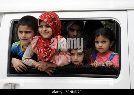 (170709) -- PÉKIN, 9 juillet 2017 -- des enfants regardent par une fenêtre de bus à l'extérieur d'un service séparé du choléra dans un hôpital de Sanaa, Yémen, 1 juillet 2017. L'Organisation mondiale de la Santé a déclaré samedi qu'une épidémie de choléra au Yémen déchiré par la guerre avait tué 1 500 personnes depuis fin avril. CHOIX HEBDOMADAIRES DE XINHUA PHOTO MohammedxMohammed PUBLICATIONxNOTxINxCHN Beijing juillet 9 2017 les enfants regardent par une fenêtre de bus à l'extérieur d'un département séparé du choléra DANS un hôpital de Sanaa Yémen juillet 1 2017 l'Organisation mondiale de la Santé a déclaré samedi Thatcher une épidémie de choléra au Yémen a été déchirée KIL Banque D'Images